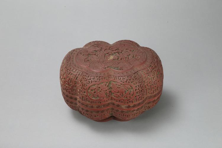 剔红山水人物图开光花果纹六棱盒