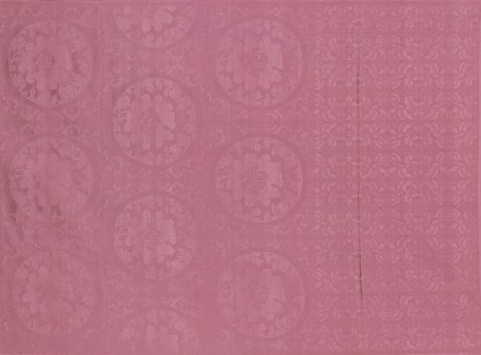 绛色蔓草团牡丹纹暗花缎