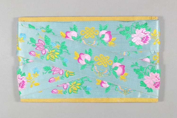 湖色缎地桃石榴牡丹纹绦