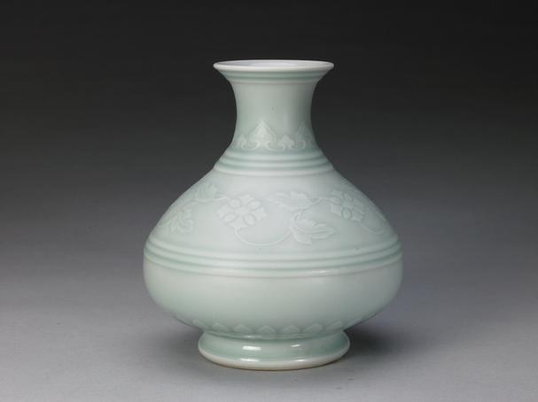 雍正款粉青釉凸花弦纹瓶