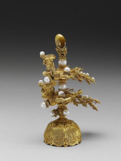 金镶东珠猫睛石嫔妃朝冠顶