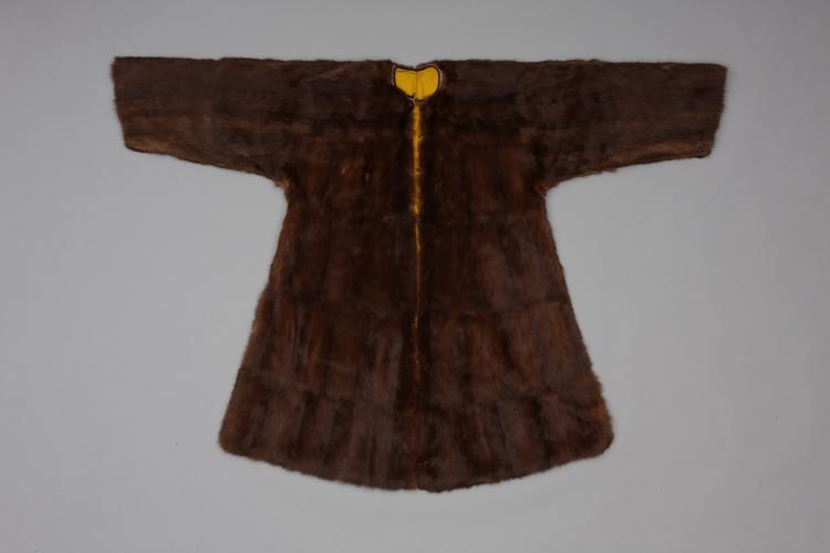 明黄色素绸黑貂皮端罩