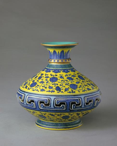 黄地青花缠枝花纹转心瓶