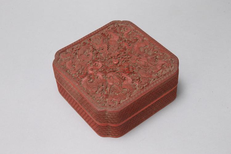 剔红三龙戏珠纹四方委角盒