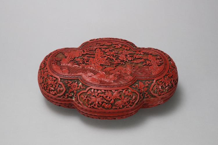 剔彩福寿仙鹤纹海棠式盒