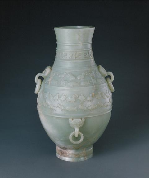 乾隆御题青玉凫鱼纹壶