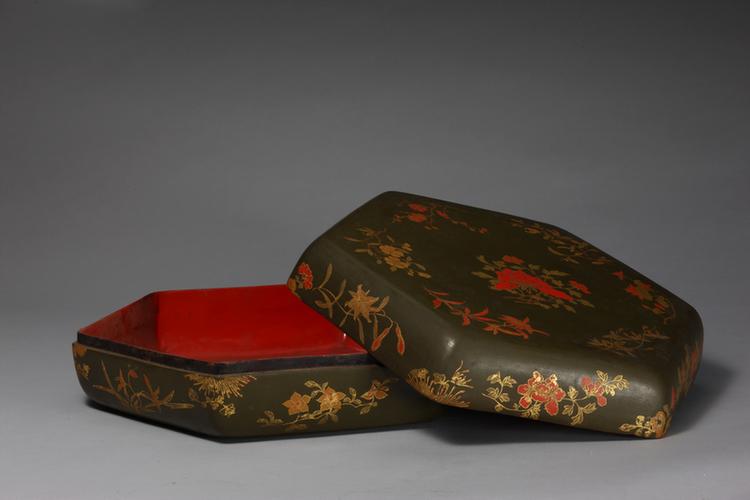 描金彩漆折枝花卉纹六方盒