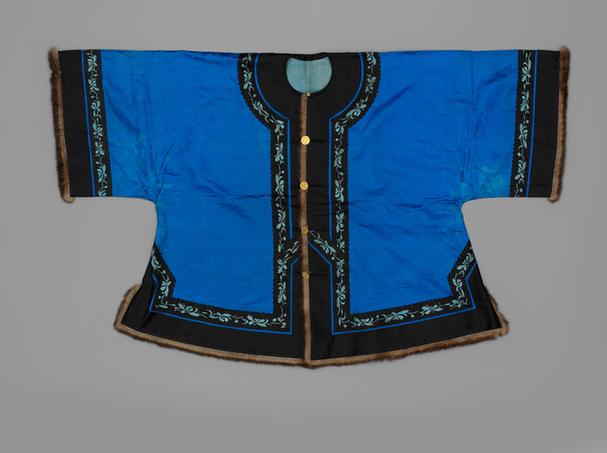 月白色折枝花纹暗花缎镶貂皮边对襟夹马褂