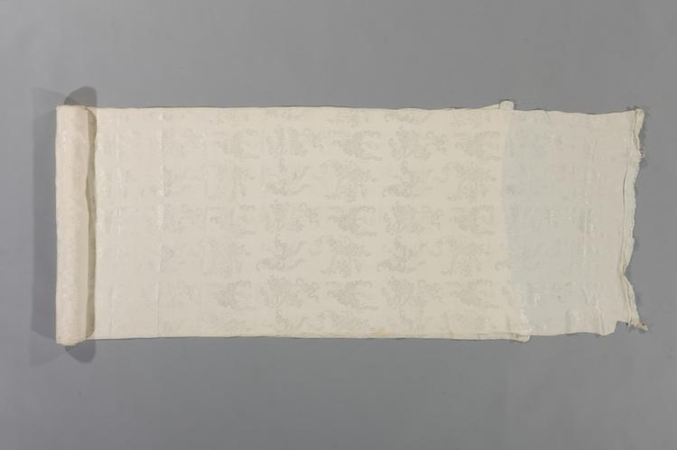 白色花篮蝴蝶纹绉绸