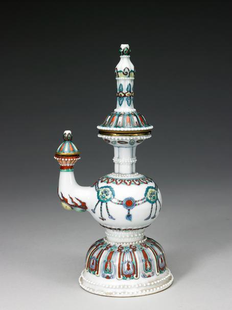 斗彩璎珞纹贲巴壶