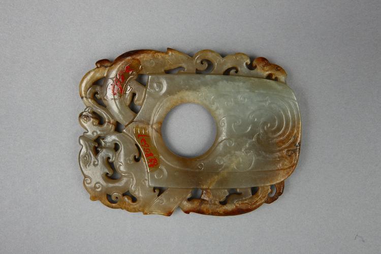 青玉镂雕龙螭夔凤鸡心佩