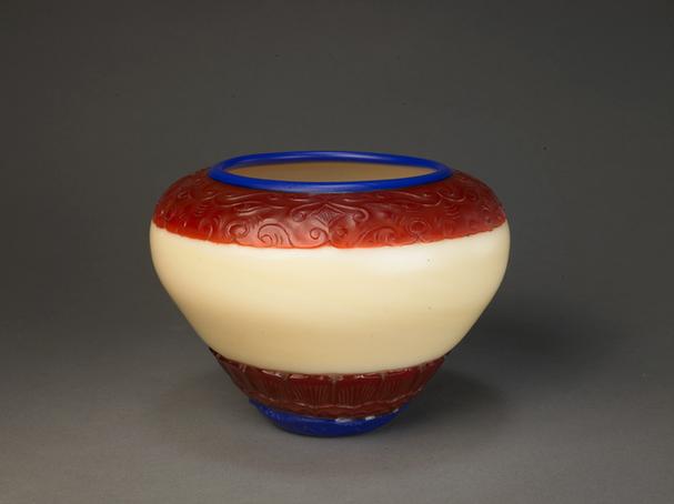 乾隆款白色地套红色玻璃钵