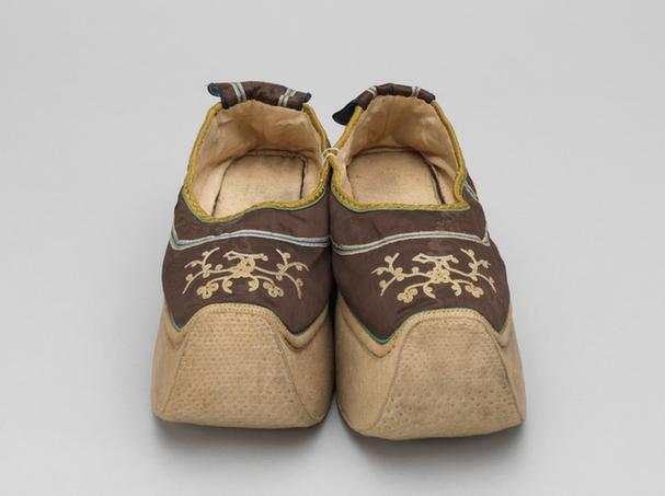 沉香色缎锁绣梅花纹皂鞋