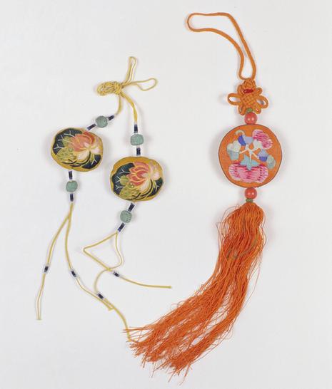 黄色缎绣荷花蟾纹长圆香袋