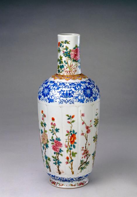 粉彩折枝十二月花卉纹瓶