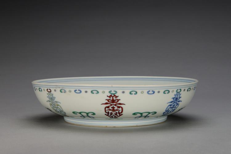 斗彩缠枝莲寿字纹盘