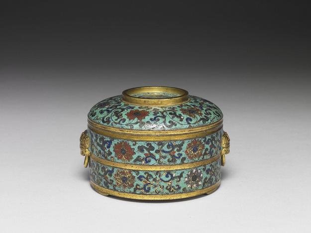 掐丝珐瑯番莲纹盒