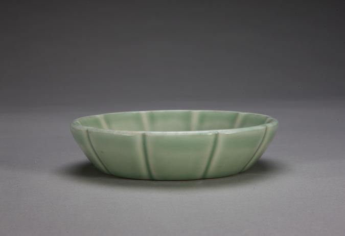 康熙款青釉梅花纹瓜棱洗