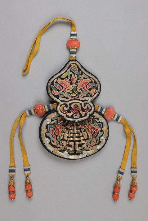 石青色缎平金锁绣灵芝团寿纹葫芦式荷包