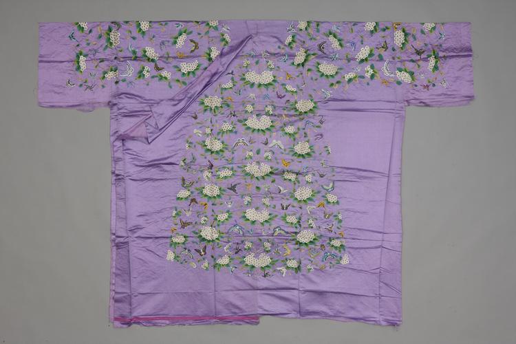 雪青色缎绣浅彩绣球梅蝶纹氅衣料