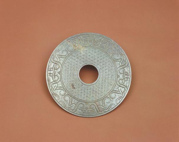 青玉兽面蚕纹璧