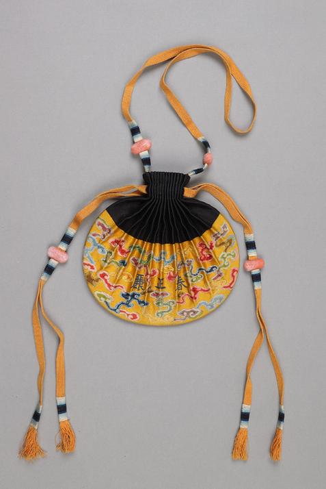 黄色缎绣云松纹椭圆荷包