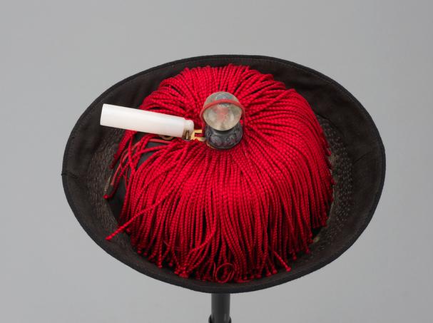 青色素缎红缨秋帽