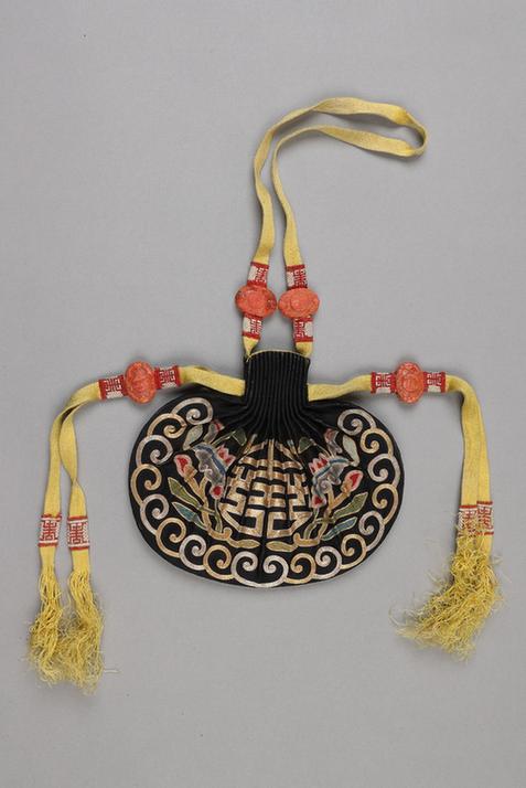 石青色缎平金银锁绣灵芝团寿纹椭圆荷包