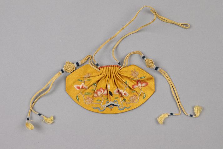 黄色缎绣石榴花吉庆纹提包式荷包
