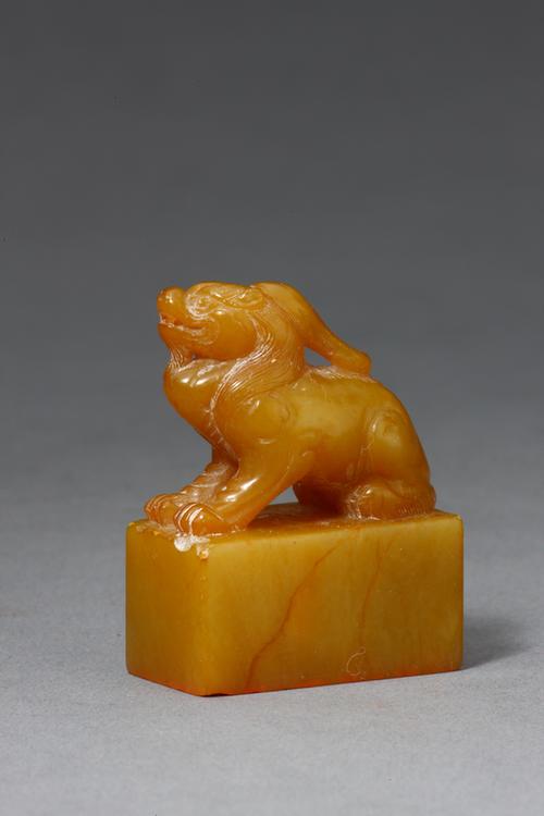 “松风水月”兽钮田黄石章