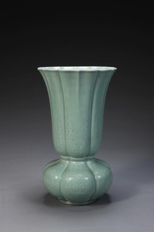 雍正款青釉花瓣式尊