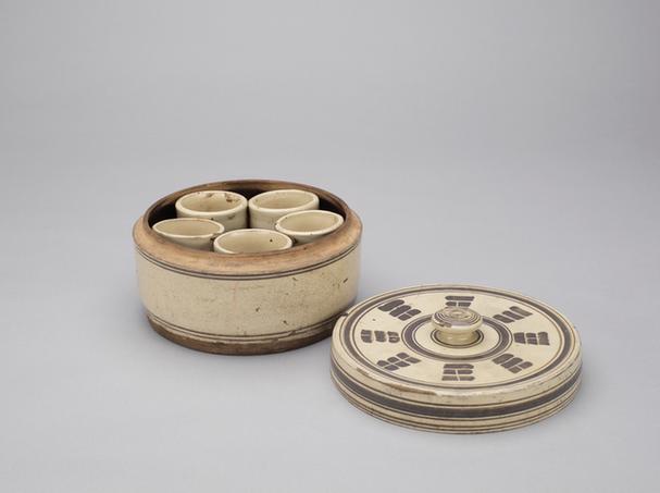 白地黑花五子八卦图盒