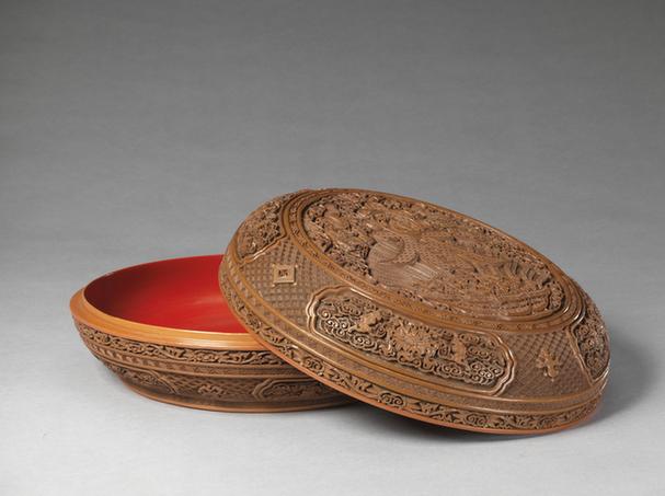 乾隆款剔黄寿春图圆盒