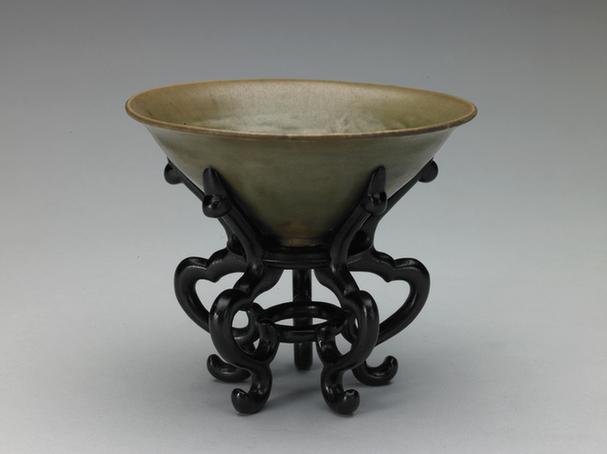 耀州窑青釉印花梅竹芦叶鹭鸶图碗