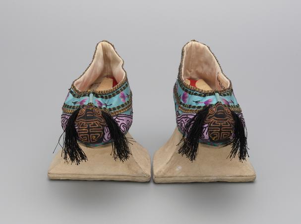 湖色缎绣兰花纹嵌珠花盆底夹鞋