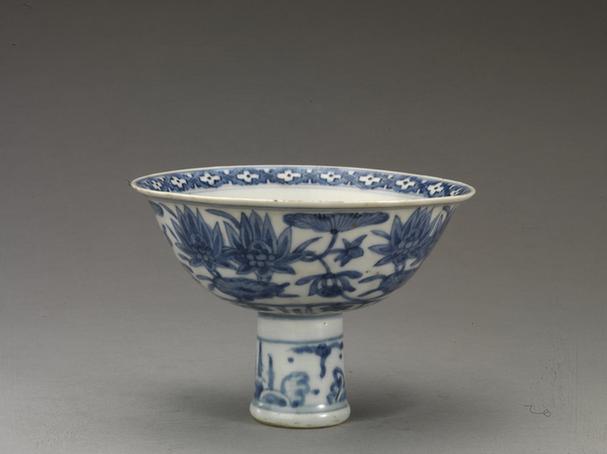 青花荷花纹高足碗