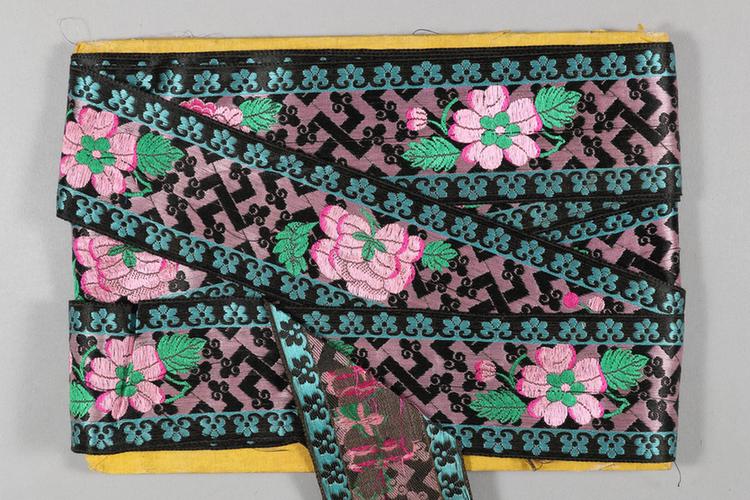 雪灰色缎地牡丹万字云头纹绦