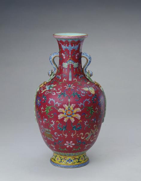 乾隆款粉彩八吉祥纹双耳瓶