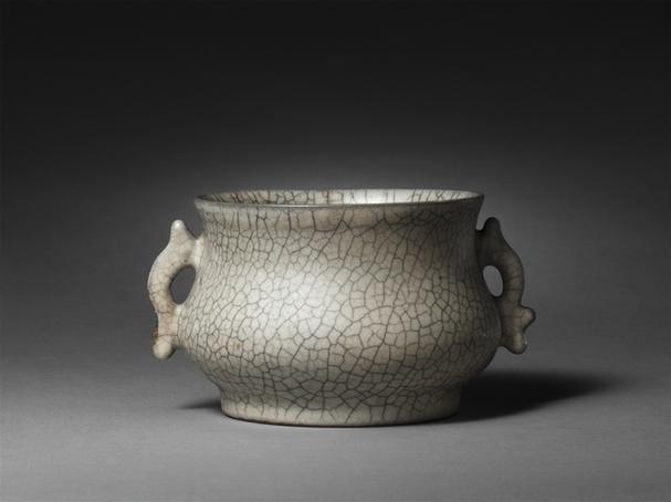 哥窑青釉鱼耳炉