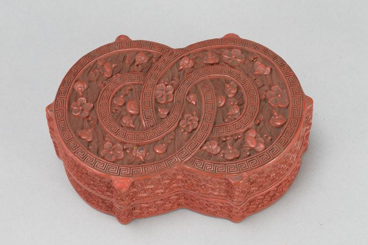 剔红落花流水纹银锭式盒