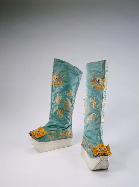 湖绿色缎绣五蝠捧寿纹高底虎头靴