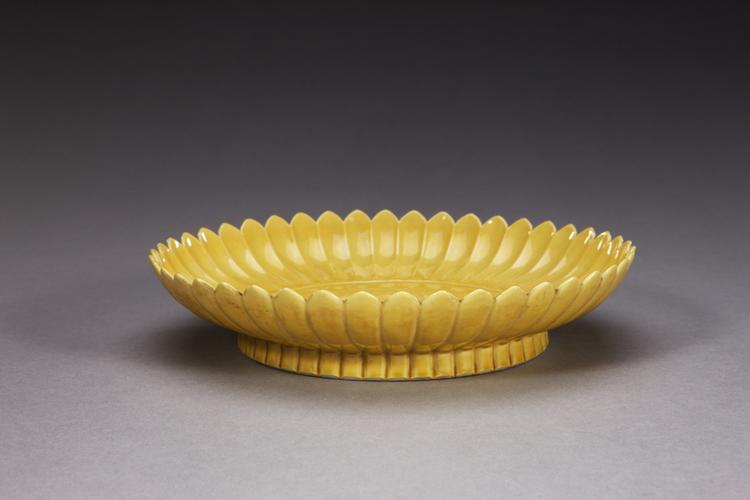 黄釉菊瓣盘