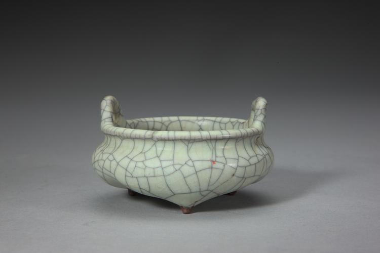 哥窑青釉双耳三足炉