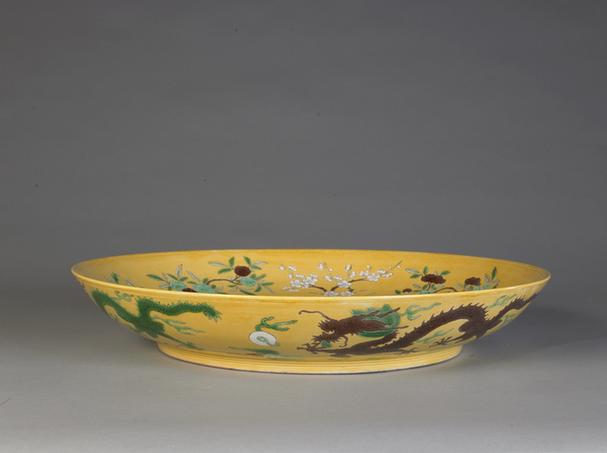 储秀宫制款黄地紫绿彩云龙花卉纹盘