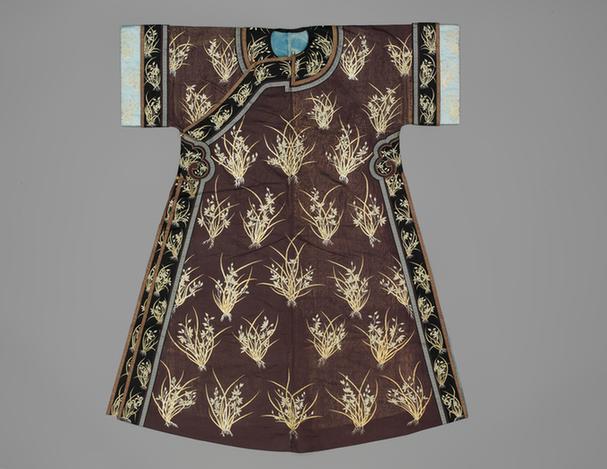 绛色绸平金银串珠绣墩兰纹夹氅衣