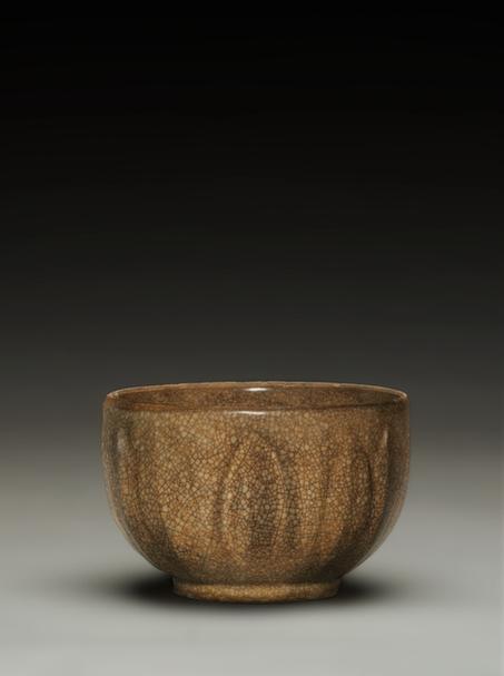 龙泉窑青釉刻菊瓣纹碗