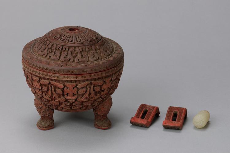 剔红饕餮纹双耳三足炉