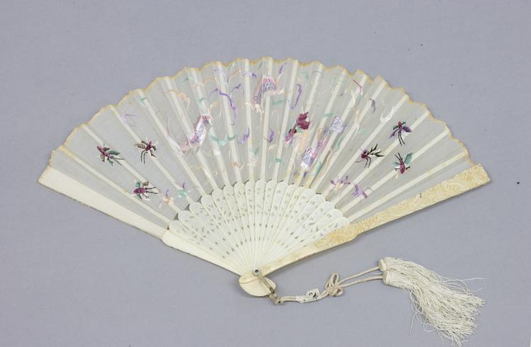 骨雕花股边纱绣云龙戏珠图面折扇