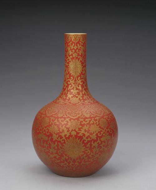 嘉庆款红地描金缠枝莲纹天球瓶