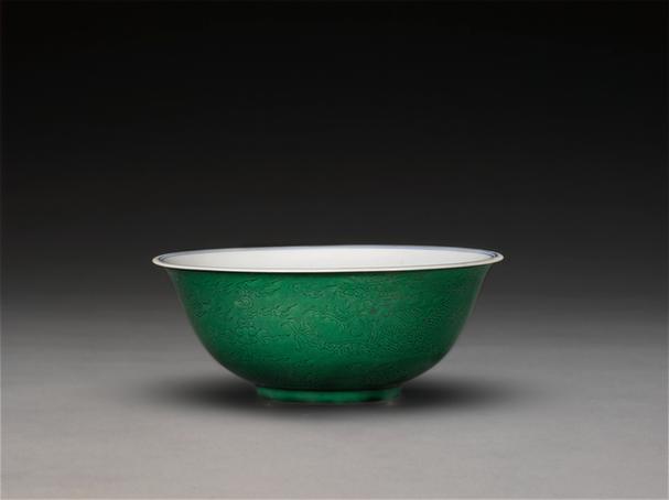 康熙款绿地暗云龙纹碗